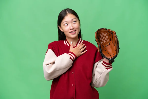 Jonge Aziatische Vrouw Met Honkbal Handschoen Geïsoleerde Achtergrond Zoek Omhoog — Stockfoto