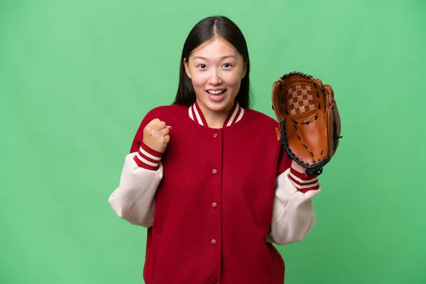 Jonge Aziatische Vrouw Met Honkbal Handschoen Geïsoleerde Achtergrond Vieren Van — Stockfoto
