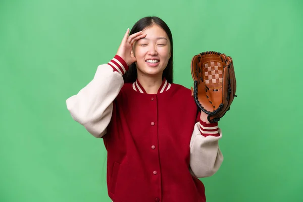 Jonge Aziatische Vrouw Met Honkbal Handschoen Geïsoleerde Achtergrond Glimlachen Veel — Stockfoto