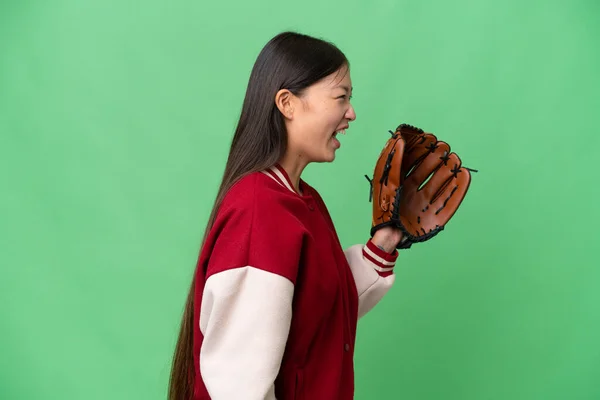 Jonge Aziatische Vrouw Met Honkbal Handschoen Geïsoleerde Achtergrond Lachen Laterale — Stockfoto