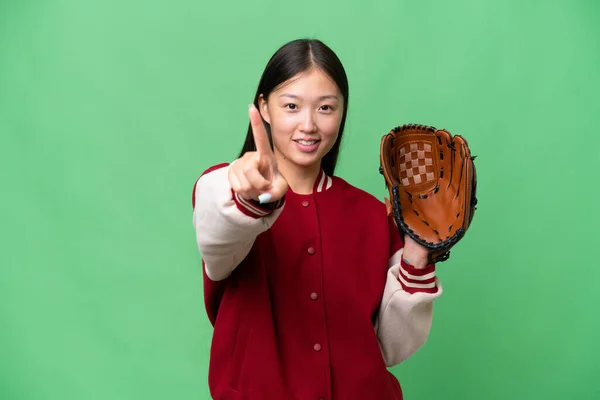 Jonge Aziatische Vrouw Met Honkbal Handschoen Geïsoleerde Achtergrond Tonen Tillen — Stockfoto