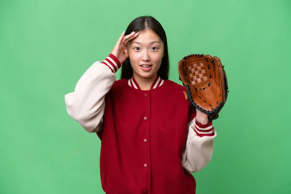Jonge Aziatische Vrouw Met Honkbal Handschoen Geïsoleerde Achtergrond Met Verrassing — Stockfoto