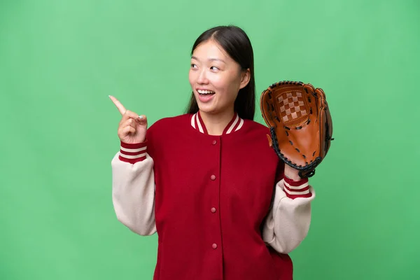 Jonge Aziatische Vrouw Met Honkbal Handschoen Geïsoleerde Achtergrond Van Plan — Stockfoto