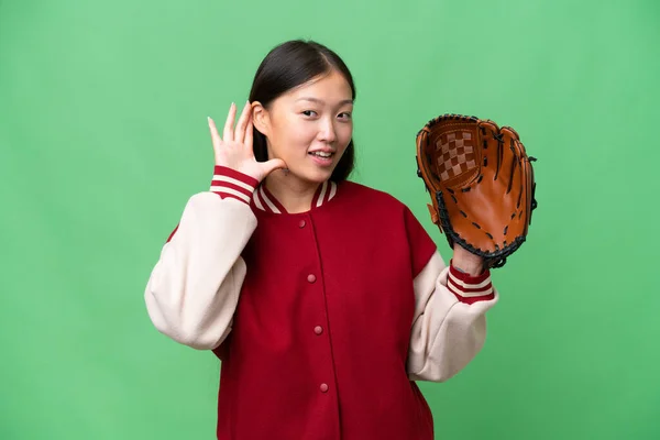 Jonge Aziatische Vrouw Met Honkbal Handschoen Geïsoleerde Achtergrond Luisteren Naar — Stockfoto