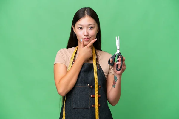 Joven Asiática Costurera Mujer Sobre Aislado Fondo Pensamiento —  Fotos de Stock