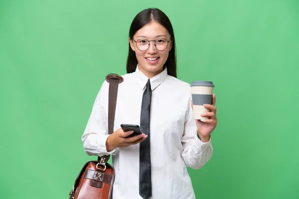 Ung Asiatisk Affärskvinna Över Isolerad Bakgrund Håller Kaffe För Att — Stockfoto