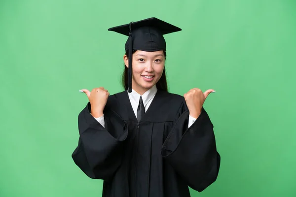 Jovem Universidade Graduado Ásia Mulher Sobre Isolado Fundo Com Polegares — Fotografia de Stock