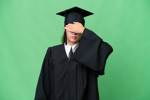 Mladá Univerzita Absolvent Asijské Ženy Přes Izolované Pozadí Zakrývající Oči — Stock fotografie