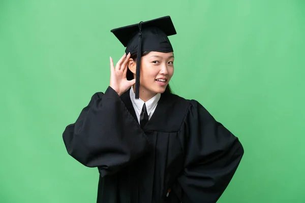 Giovane Laureata Donna Asiatica Sfondo Isolato Ascoltando Qualcosa Mettendo Mano — Foto Stock