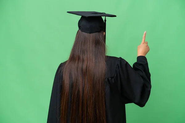 Mladá Univerzita Absolvent Asijské Žena Přes Izolované Pozadí Ukazuje Zpět — Stock fotografie
