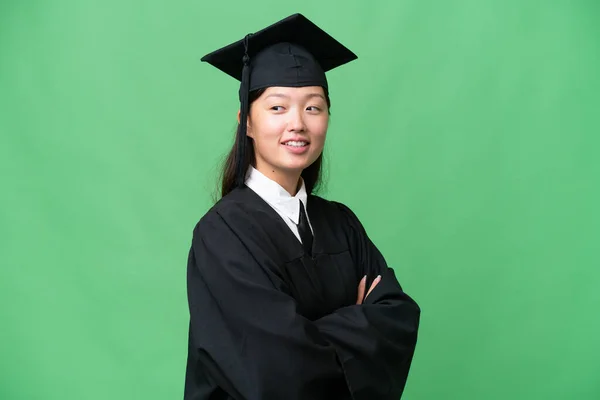 Mladá Univerzita Absolvent Asijské Žena Přes Izolované Pozadí Zkříženými Pažemi — Stock fotografie