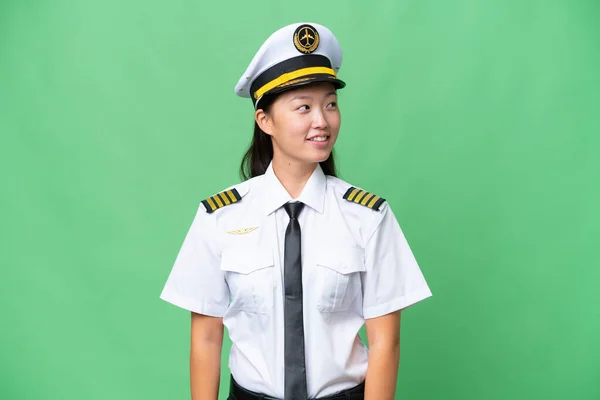 飞机驾驶员亚洲女人越过孤立的背景图侧面 — 图库照片