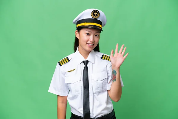 飞机驾驶员亚洲女人克服孤独的背景 带着愉快的表情举手敬礼 — 图库照片