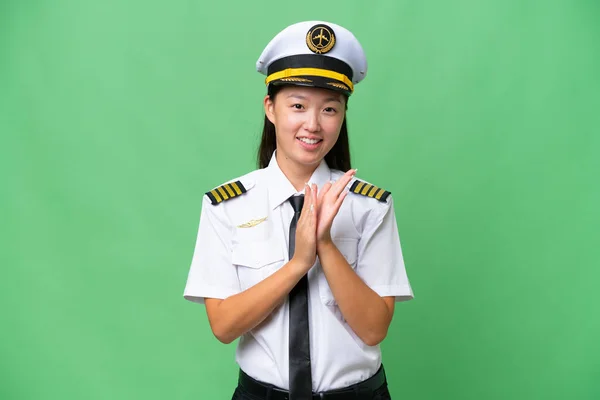 Pilota Aereo Asiatico Donna Oltre Isolato Sfondo Applaudendo Dopo Presentazione — Foto Stock