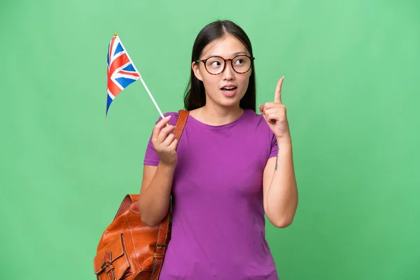 Fiatal Ázsiai Tartja Egyesült Királyság Zászlaját Elszigetelt Háttér Gondolkodás Egy — Stock Fotó