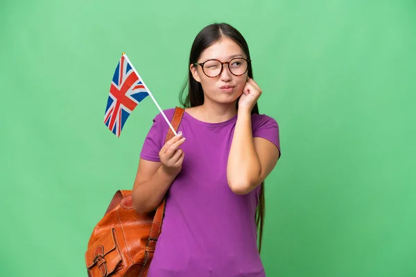 Mladá Asijská Žena Držící Britskou Vlajku Nad Izolovaným Pozadím Frustrované — Stock fotografie