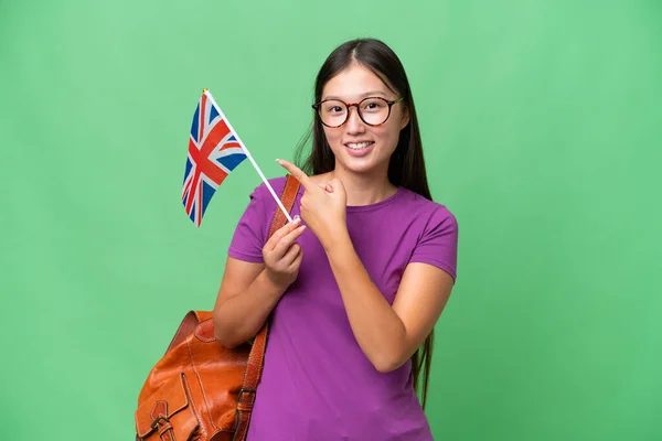 Ung Asiatisk Kvinna Med Brittisk Flagga Över Isolerad Bakgrund Pekar — Stockfoto