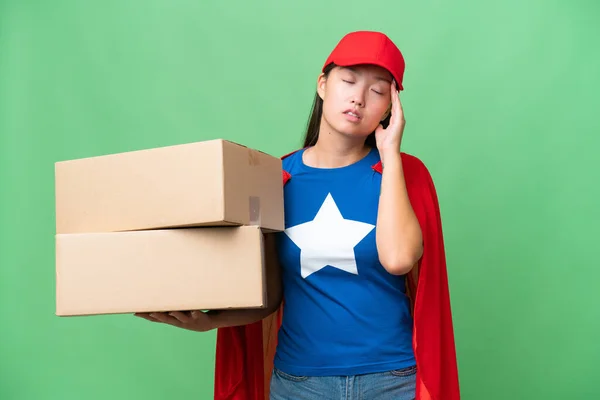 Süper Kahraman Teslimatı Asyalı Kadın Kutuları Arka Planda Tutuyor Baş — Stok fotoğraf