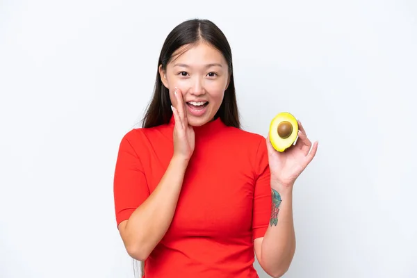 Ung Asiatisk Kvinna Som Håller Avokado Isolerad Vit Bakgrund Skrika — Stockfoto