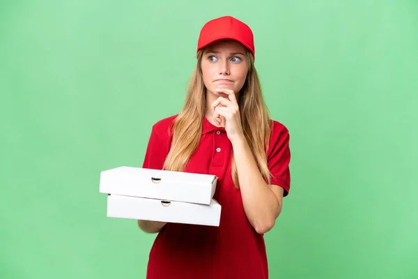 Ung Kaukasisk Pizza Levering Kvinde Med Arbejde Uniform Picking Pizza - Stock-foto