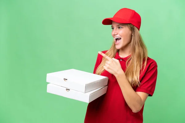 Jeune Livreuse Pizza Caucasienne Avec Uniforme Travail Ramassant Des Boîtes — Photo
