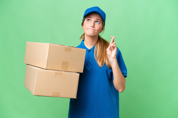 Доставка кавказская женщина на изолированном фоне с скрещиванием пальцев и пожеланием всего наилучшего