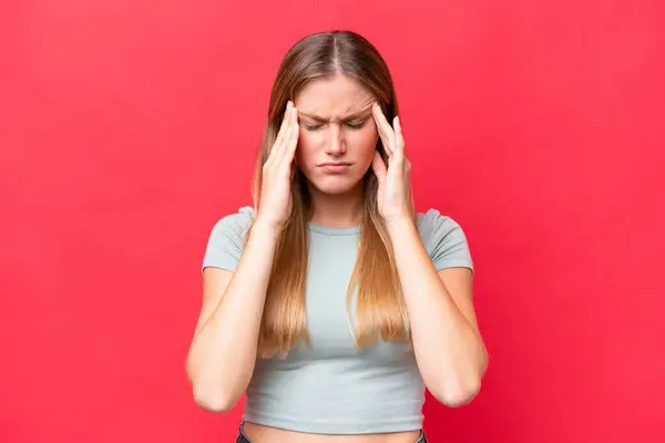 Junge Schöne Frau Isoliert Auf Rotem Hintergrund Mit Kopfschmerzen — Stockfoto