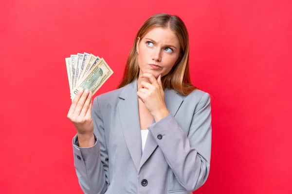 Joven Empresa Mujer Caucásica Sosteniendo Dinero Aislado Sobre Fondo Rojo — Foto de Stock