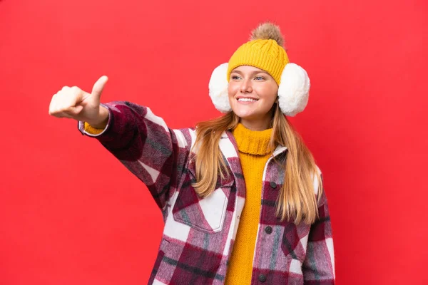 Ung Vacker Kvinna Bär Vinter Muffar Isolerad Röd Bakgrund Ger — Stockfoto