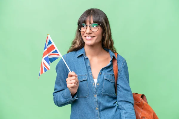 Mladá Běloška Drží Britskou Vlajku Nad Izolovaným Pozadím Dívá Stranou — Stock fotografie