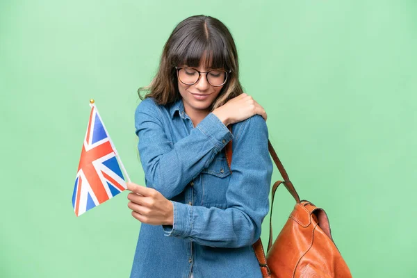 肩の痛みに苦しむ孤立した背景に英国の国旗を掲げる若い白人女性が — ストック写真