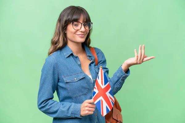 Mladá Běloška Drží Britskou Vlajku Nad Izolovaným Pozadím Natahuje Ruce — Stock fotografie