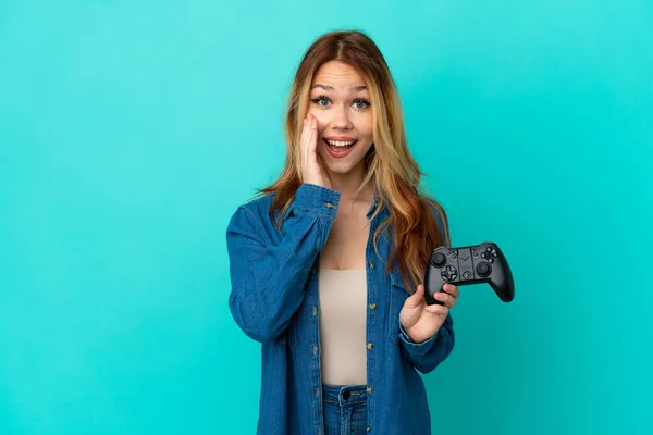 Teenager Ξανθιά Κοπέλα Παίζει Ένα Χειριστήριο Video Game Πάνω Από — Φωτογραφία Αρχείου