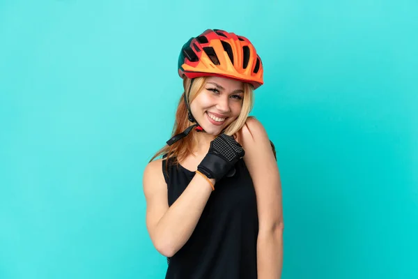 Junges Radfahrermädchen Vor Blauem Hintergrund Feiert Einen Sieg — Stockfoto
