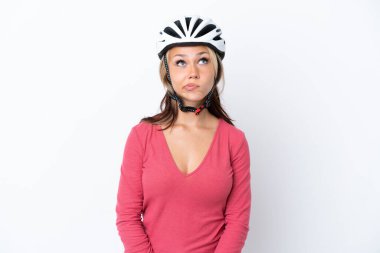 Beyaz arka planda izole edilmiş bisiklet kaskı takan genç bir Rus kadın...