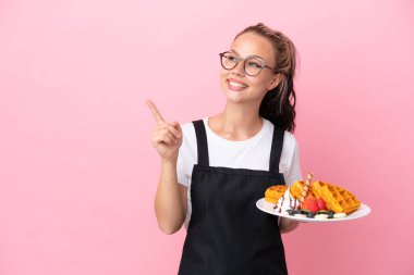 Pembe arka planda gözleme tutan Rus garson kız çözümü bulmak için parmağını kaldırıyor.