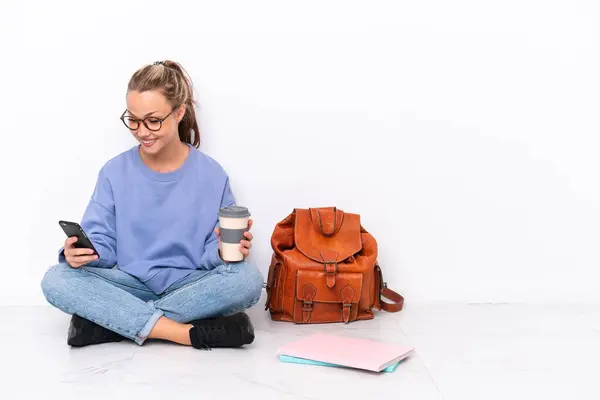 Mladá Studentka Sedí Jedno Patro Izolované Bílém Pozadí Drží Kávu — Stock fotografie