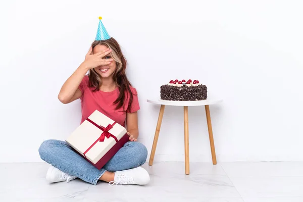 Joven Chica Rusa Celebrando Cumpleaños Sentado Uno Suelo Aislado Sobre —  Fotos de Stock