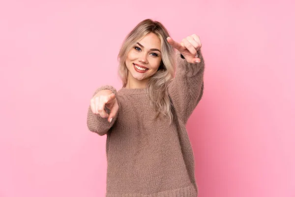 Adolescente Rubia Chica Usando Suéter Sobre Aislado Rosa Fondo Señala — Foto de Stock