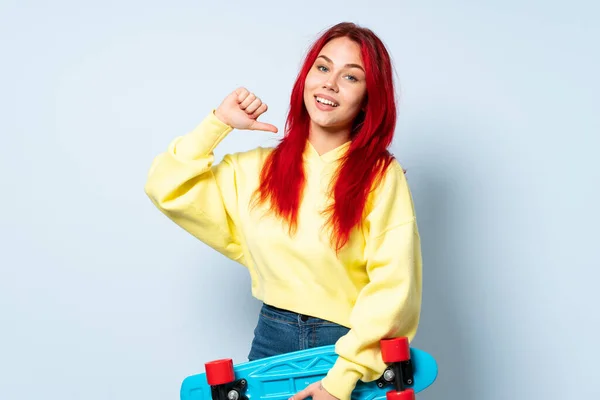 Adolescente Menina Cabelo Vermelho Isolado Fundo Azul Com Skate Com — Fotografia de Stock