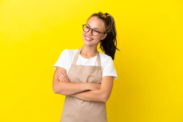 Restauracja Kelner Rosyjski Dziewczyna Izolowane Żółtym Tle Szczęśliwy Uśmiechnięty — Zdjęcie stockowe
