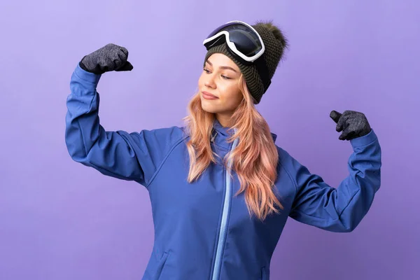 Lyžař Teenager Dívka Snowboarding Brýle Přes Izolované Fialové Pozadí Dělá — Stock fotografie