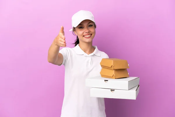 Entrega Pizza Menina Russa Com Uniforme Trabalho Pegando Caixas Pizza — Fotografia de Stock