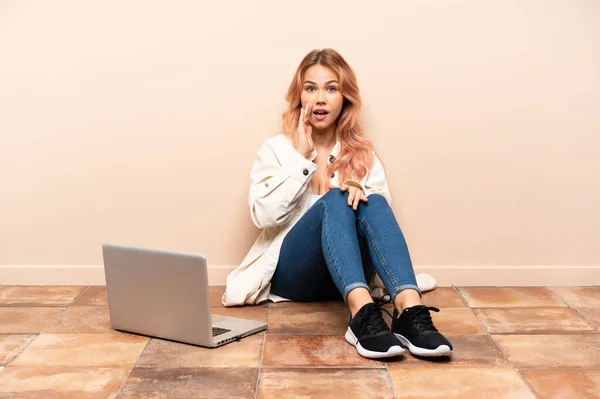 Teenager Woman Laptop Sitting Floor Indoors Surprise Shocked Facial Expression — Stock Photo, Image