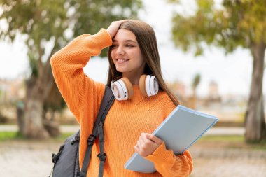 Tecrit edilmiş genç kız bir şey fark etti ve çözüme niyetlendi.