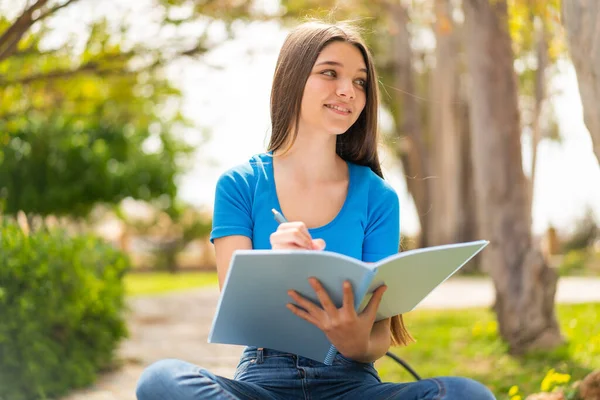 Teenager Girl Outdoors Holding Notebook — Stock Photo, Image