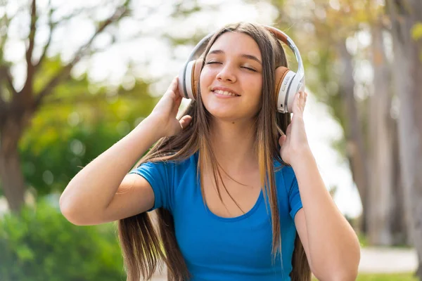 Teenager Girl Outdoors Listening Music — Stock Photo, Image