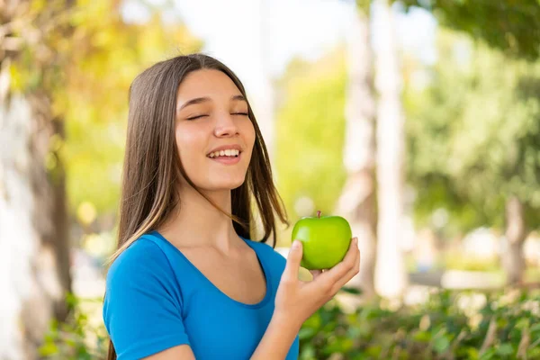 Teenager Dívka Venku Drží Jablko Šťastným Výrazem — Stock fotografie