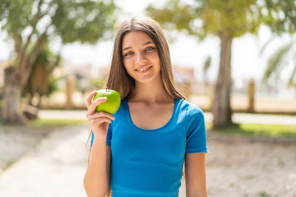 Tini Lány Szabadban Egy Almával Boldog — Stock Fotó