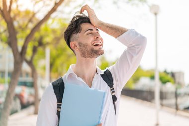 Dışarıdaki yakışıklı genç adam bir şeyin farkına vardı ve çözüme niyetlendi.